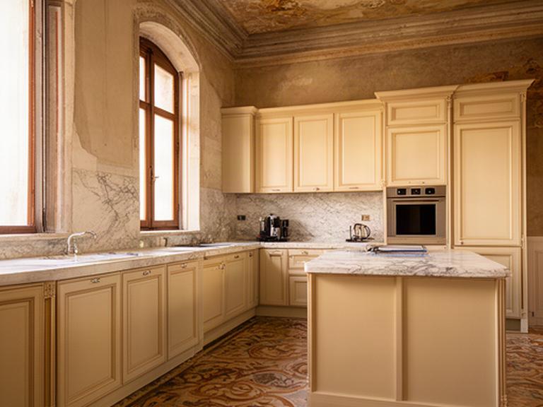 Cucina classica su misura in una villa storica con pavimento decorato e dettagli d'epoca