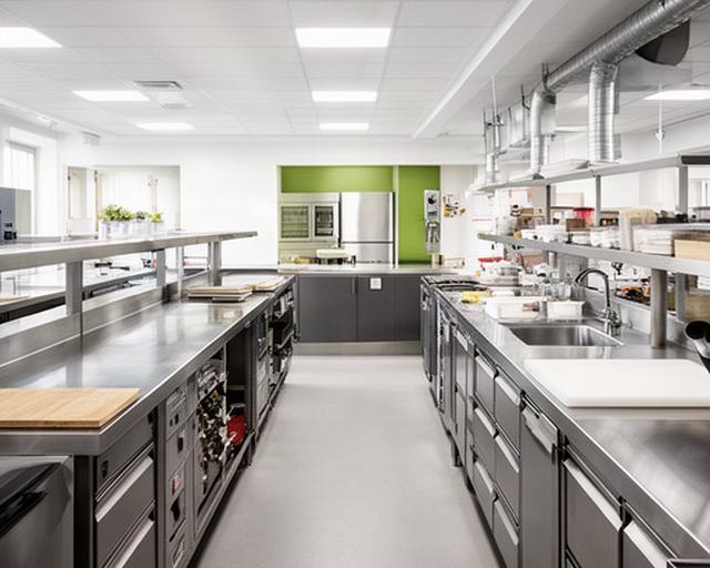 Cucina professionale per struttura ricettiva con moduli resistenti, acciaio e ampio piano operativo